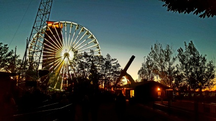 Not bad for a camera phone shot while standing in line at an amusement park.
